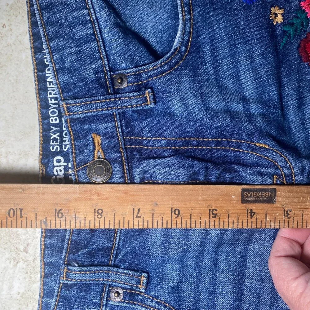 Gap Womens Embroidered Denim Shorts Size 2 With Floral Design & Frayed Hem‎